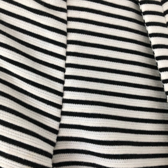 Cropped Black and white striped blazer - Picture 4 of 4